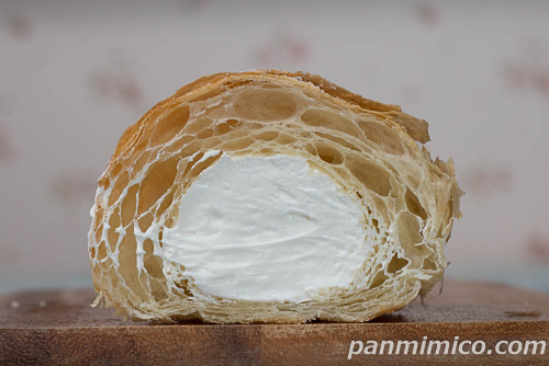 生クロワッサン(牛乳ホイップ)【ヤマザキ】断面の写真