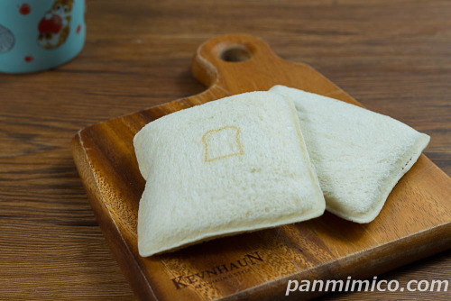 ランチパック（けし餅風味と抹茶ホイップ）【ヤマザキ】斜めから撮った写真