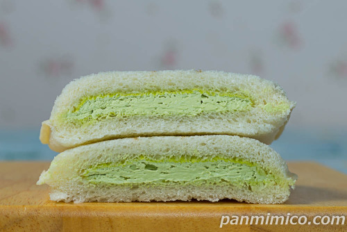 ランチパック（けし餅風味と抹茶ホイップ）【ヤマザキ】抹茶ホイップ断面の写真