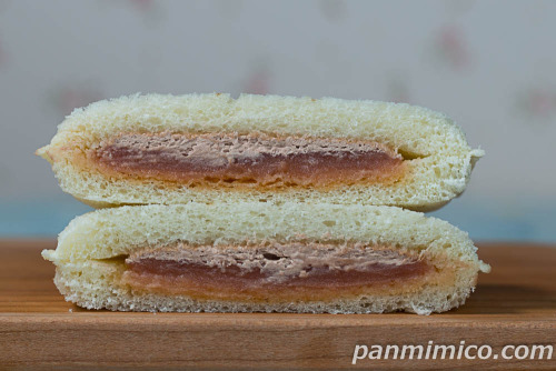 ランチパック(マロンあん&チョコホイップと小倉あん&抹茶ホイップ)【ヤマザキ】マロンあんとチョコホイップ断面の写真