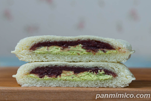 ランチパック(マロンあん&チョコホイップと小倉あん&抹茶ホイップ)【ヤマザキ】小倉あんと抹茶ホイップ断面の写真