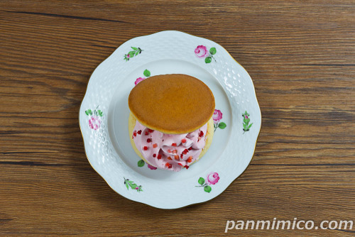 いちごクリームどら焼き【ローソン】上から撮った写真