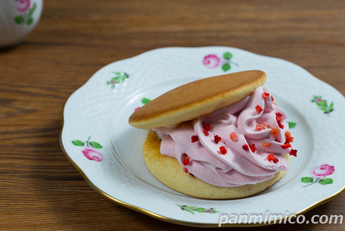 いちごクリームどら焼き【ローソン】斜めから撮った写真