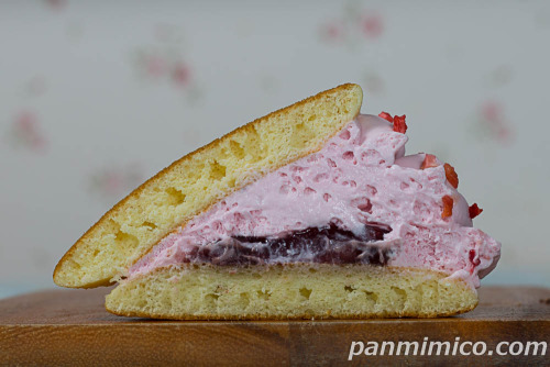 いちごクリームどら焼き【ローソン】断面の写真