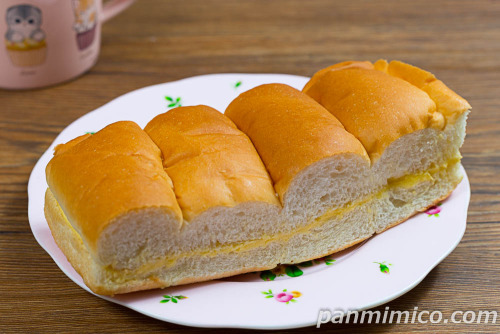 牛乳パン ミックスフルーツ【Pasco】斜めから撮った写真