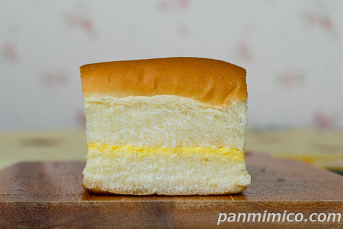 牛乳パン ミックスフルーツ【Pasco】断面の写真