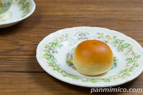 ７プレミアムクリームパン４個入【セブンイレブン】斜めから撮った写真