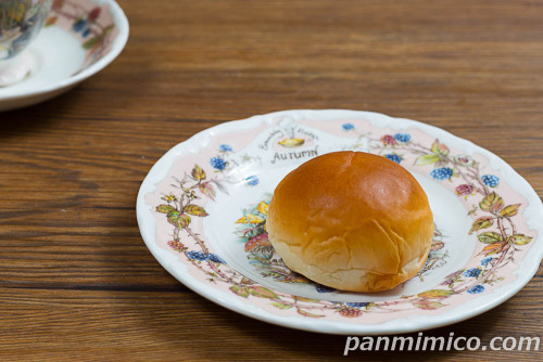 薄皮クリームパン【ヤマザキ】斜めから撮った写真