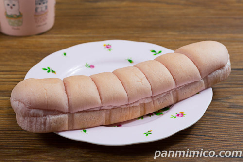 兵庫県産あまクイーン使用 いちごジャムのちぎりパン【セブンイレブン】斜めから撮った写真