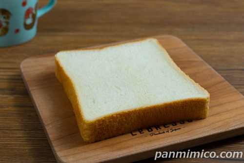 ７Ｐ　うるもち食パン　５枚入【セブンイレブン】斜めから撮った写真