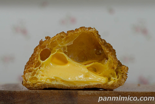 濃厚たまごのカスタードクッキーシュー【ローソン】断面の写真