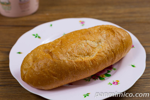 いちごフランスパン(いちごジャム&ホイップ)【ヤマザキ】斜めから撮った写真