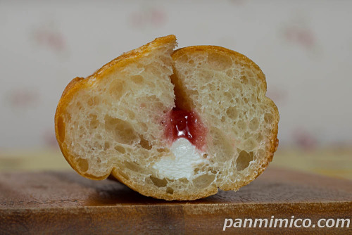 いちごフランスパン(いちごジャム&ホイップ)【ヤマザキ】断面の写真