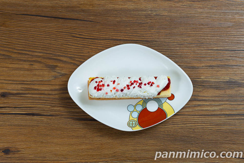 ご褒美スティックケーキ ぷっくりクリーム&いちご【ローソン】上から撮った写真