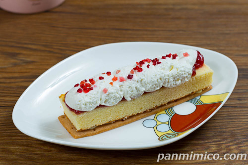 ご褒美スティックケーキ ぷっくりクリーム&いちご【ローソン】斜めから撮った写真