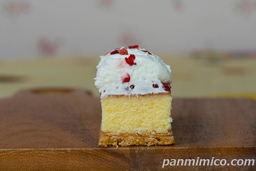 ご褒美スティックケーキ ぷっくりクリーム&いちご【ローソン】断面の写真