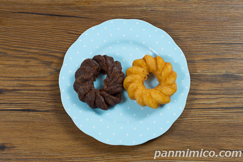 ビスケットドーナツ　プレーン＆チョコ　2個入【ローソン】上から撮った写真