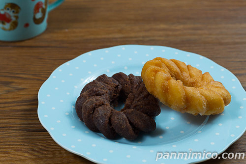 ビスケットドーナツ　プレーン＆チョコ　2個入【ローソン】斜めから撮った写真