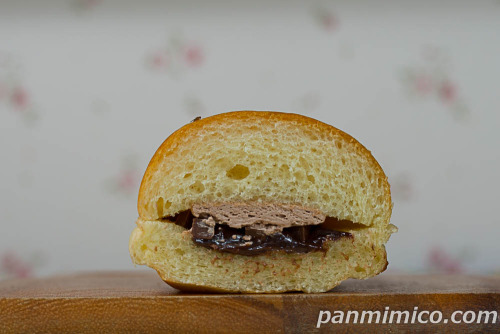 生コッペパン（トリプルチョコ）【ファミリーマート】断面の写真