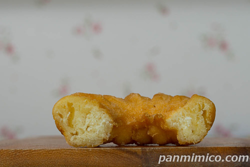 ビスケットドーナツ　プレーン＆チョコ　2個入【ローソン】プレーンの断面の写真