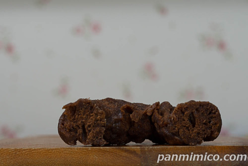 ビスケットドーナツ　プレーン＆チョコ　2個入【ローソン】チョコの断面の写真