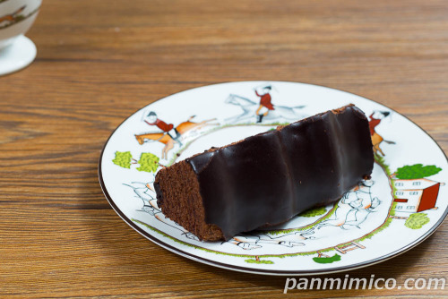 バウムクーヘン(チョコ)【ローソン】斜めから撮った写真
