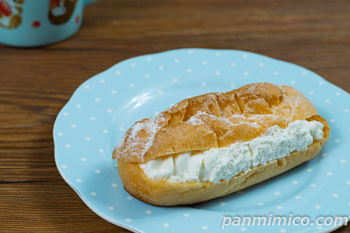 カスタード&ホイップのホワイトエクレア【セブンイレブン】斜めから撮った写真