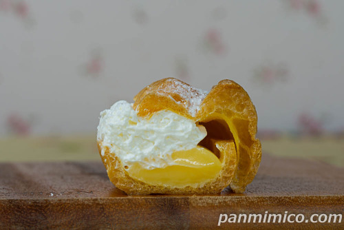 カスタード&ホイップのホワイトエクレア【セブンイレブン】断面の写真