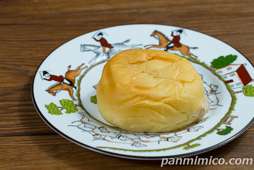 冷やして食べるとろけるくりーむパン　カフェオレ【ファミリーマート】斜めから撮った写真
