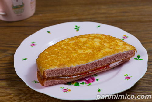 クレープシフォンケーキ（イチゴホイップ）【ファミリーマート】斜めから撮った写真