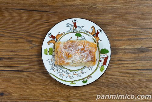 林檎を愉しむとろ生カスタードのアップルパイ【セブンイレブン】上から撮った写真