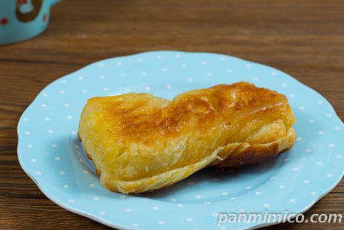 生クイニーアマン【ヤマザキ】斜めから撮った写真