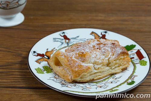 林檎を愉しむとろ生カスタードのアップルパイ【セブンイレブン】斜めから撮った写真