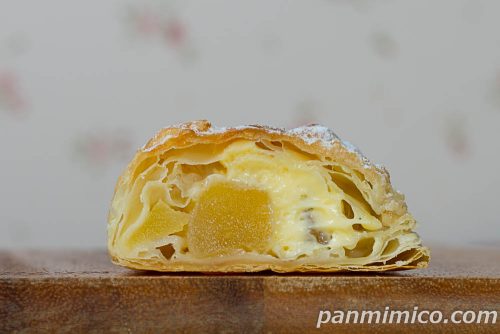 林檎を愉しむとろ生カスタードのアップルパイ【セブンイレブン】断面の写真