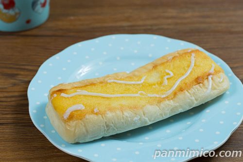 白いサンミー【YKベーキングカンパニー】斜めから撮った写真