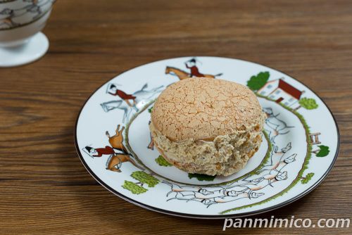 クリームたっぷり生ブッセ(キャラメルアーモンド)【ヤマザキ】斜めから撮った写真