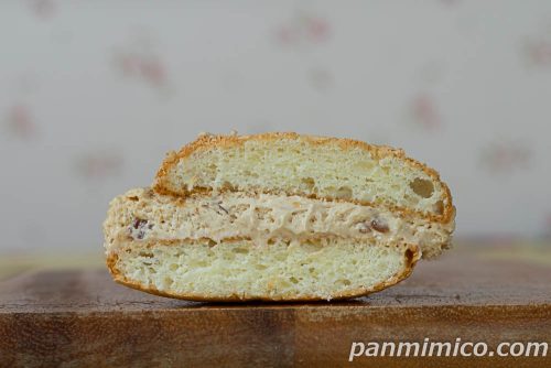 クリームたっぷり生ブッセ(キャラメルアーモンド)【ヤマザキ】断面の写真