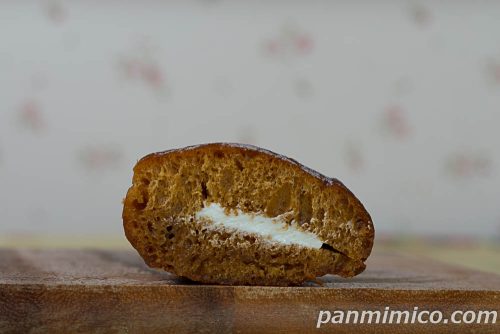 黒コッペみたいなあげぱん【フジパン】断面の写真