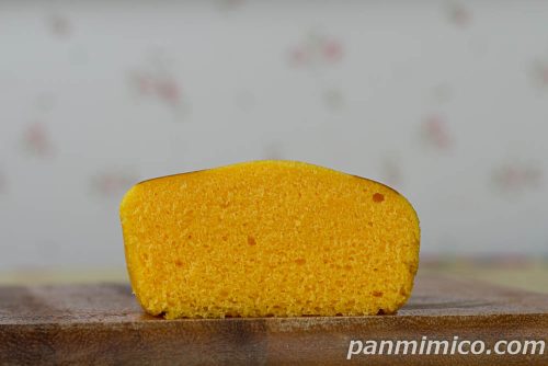 北海道チーズ蒸しケーキ（メロン）【ヤマザキ】断面の写真