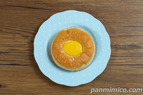 とろけるたっぷりカスタードクリームパン【ヤマザキ】上から撮った写真