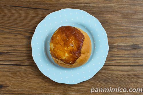 チーズクリーム&ホイップクリームパン(北海道産チーズ)【ヤマザキ】上から撮った写真