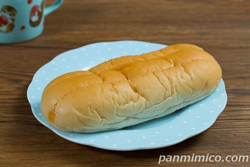 大きなダブルロールパン（メロンジャム＆メロンホイップ）北海道産赤肉メロン【ヤマザキ】斜めから撮った写真