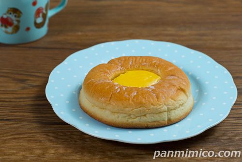 とろけるたっぷりカスタードクリームパン【ヤマザキ】斜めから撮った写真