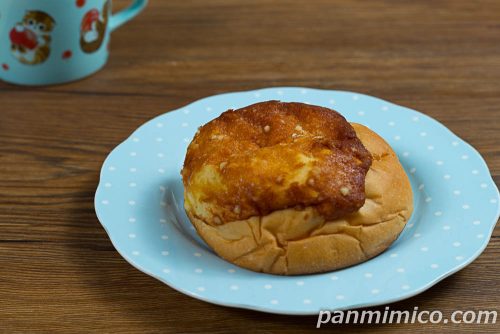 チーズクリーム&ホイップクリームパン(北海道産チーズ)【ヤマザキ】斜めから撮った写真