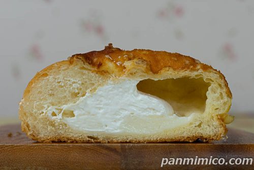 チーズクリーム&ホイップクリームパン(北海道産チーズ)【ヤマザキ】断面の写真