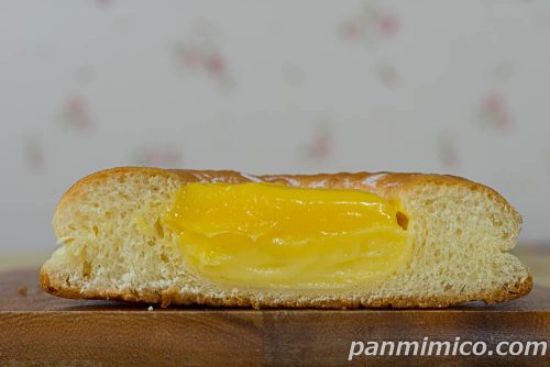 とろけるたっぷりカスタードクリームパン【ヤマザキ】断面の写真