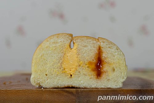 大きなダブルロールパン（メロンジャム＆メロンホイップ）北海道産赤肉メロン【ヤマザキ】断面の写真