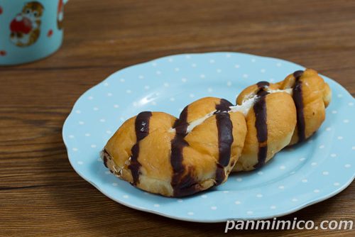 ダブルサンドドーナツ(バニラクリーム&ホイップ)【ヤマザキ】斜めから撮った写真