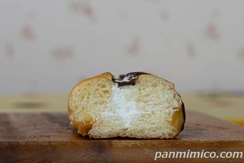 ダブルサンドドーナツ(バニラクリーム&ホイップ)【ヤマザキ】断面の写真