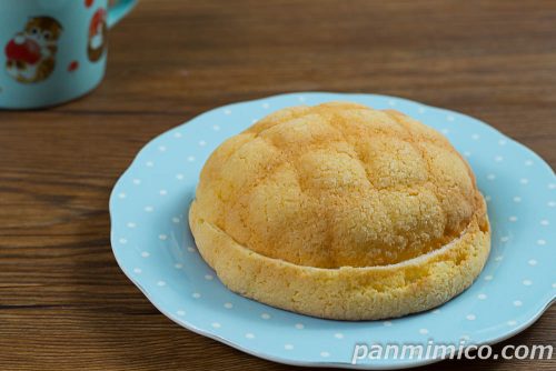 塩バターメロンパン（赤穂市産の塩使用【ヤマザキ】斜めから撮った写真